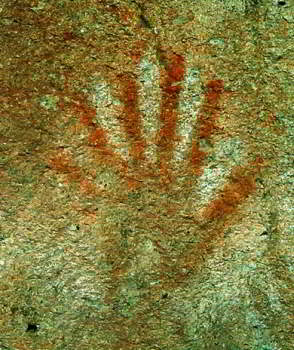 hand with six fingers at la cueva de las manos/Photo:L.Dubal