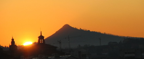 solstitial sunrise at Pico Sacro / Photo: Bouzas