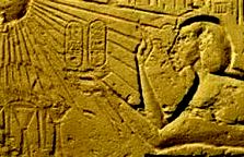 Akhenaton décriptant le signe d'Aton