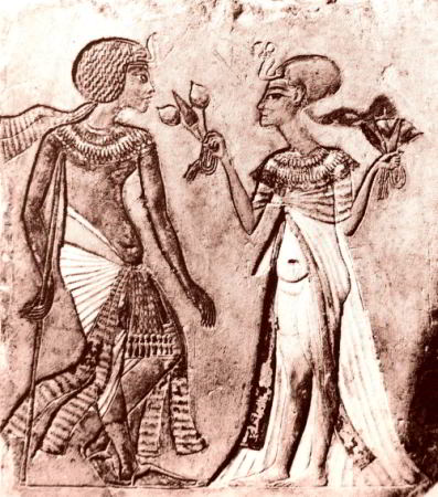 mandragore partageant le secret d'akhenaton à nefertiti