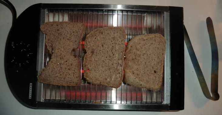 pain sans gluten d'artefact sur le toaster Photo: L.Dubal